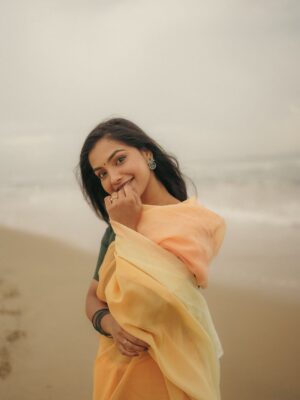 Shravnitha Srikanth Instagram - Footprints in the sand…

Photography @its_surean 

#shoot #shooting #potrait #potraitshoot #beach #yellowsaree