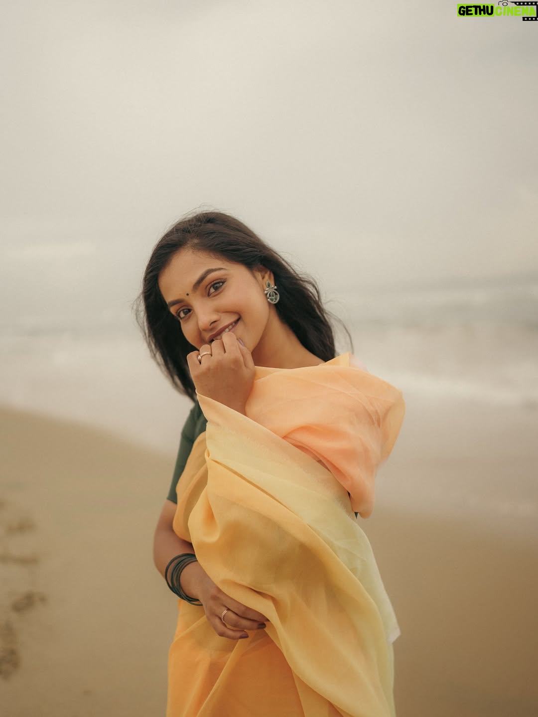 Shravnitha Srikanth - 23.2K Likes - Footprints in the sand…

Photography @its_surean 

#shoot #shooting #potrait #potraitshoot #beach #yellowsaree