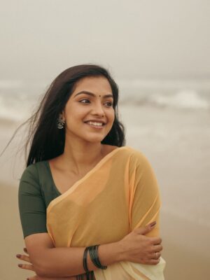Shravnitha Srikanth Instagram - Footprints in the sand…

Photography @its_surean 

#shoot #shooting #potrait #potraitshoot #beach #yellowsaree