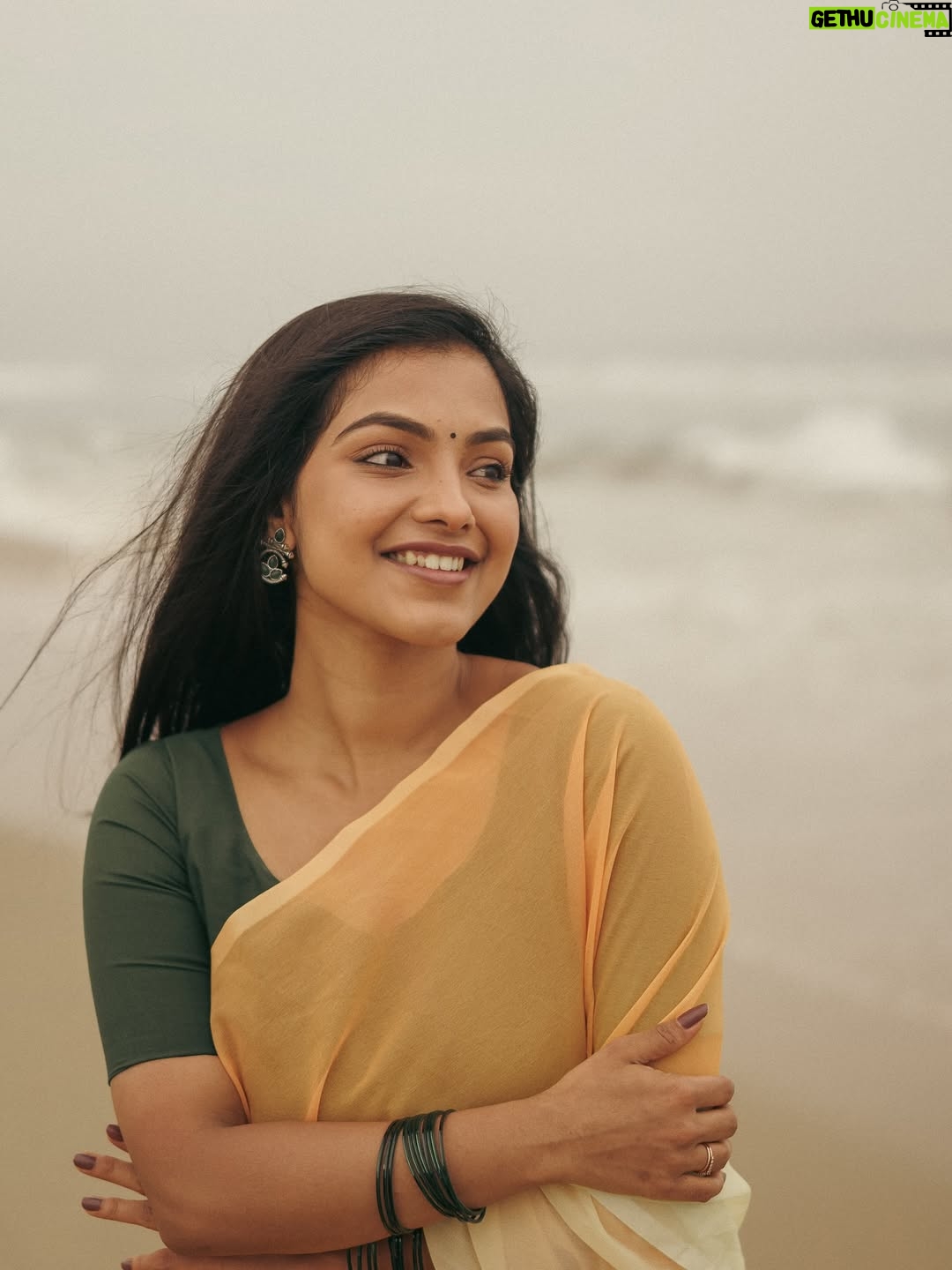 Shravnitha Srikanth - 23.2K Likes - Footprints in the sand…

Photography @its_surean 

#shoot #shooting #potrait #potraitshoot #beach #yellowsaree