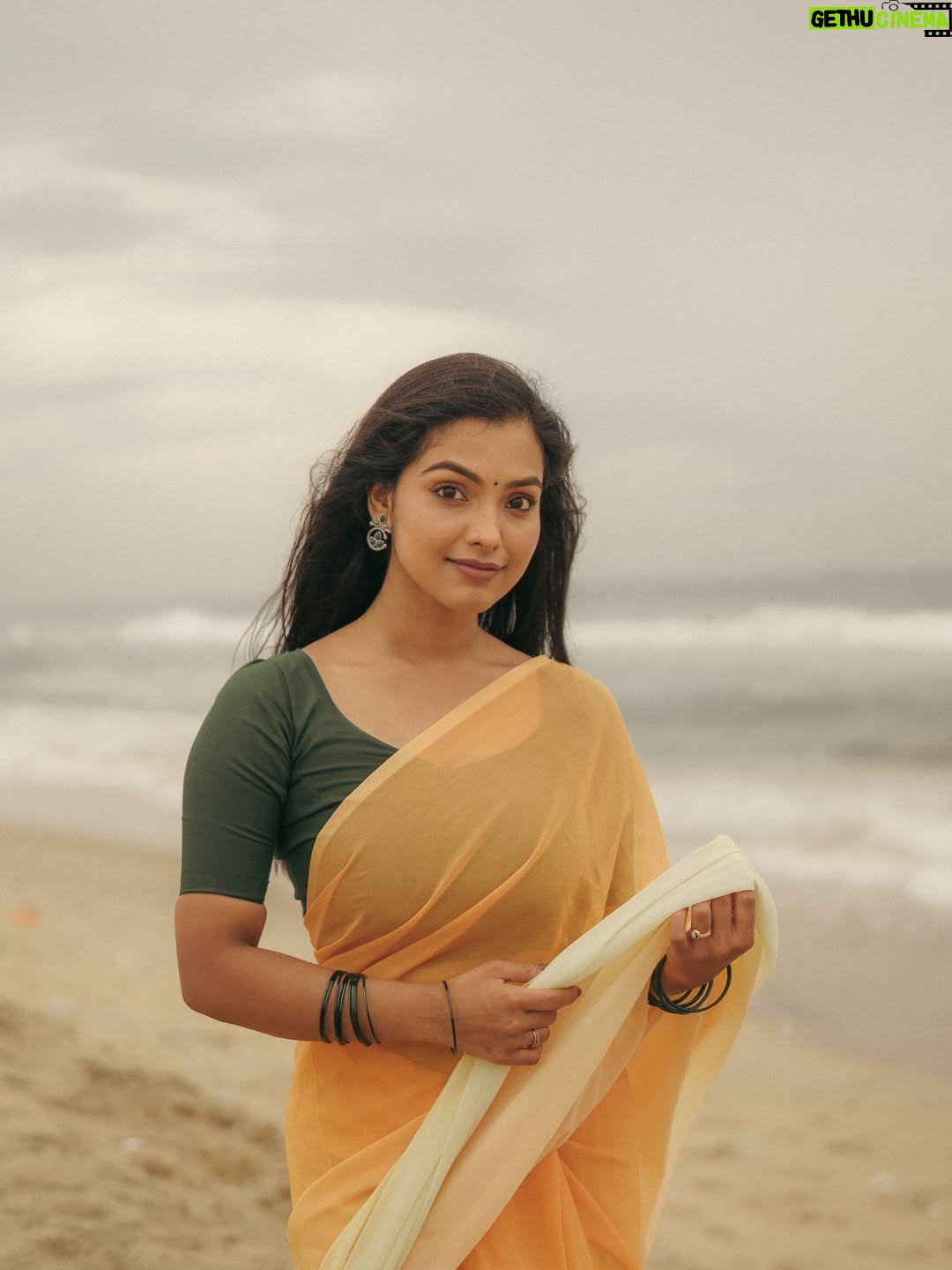 Shravnitha Srikanth - 23.2K Likes - Footprints in the sand…

Photography @its_surean 

#shoot #shooting #potrait #potraitshoot #beach #yellowsaree