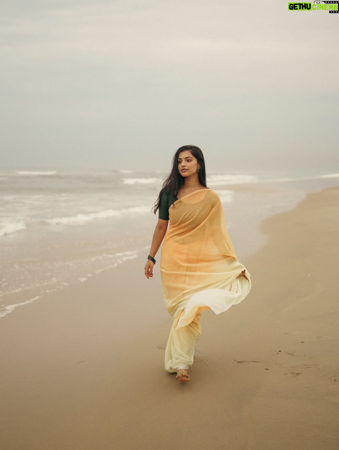 Shravnitha Srikanth - 23.2K Likes - Footprints in the sand…

Photography @its_surean 

#shoot #shooting #potrait #potraitshoot #beach #yellowsaree