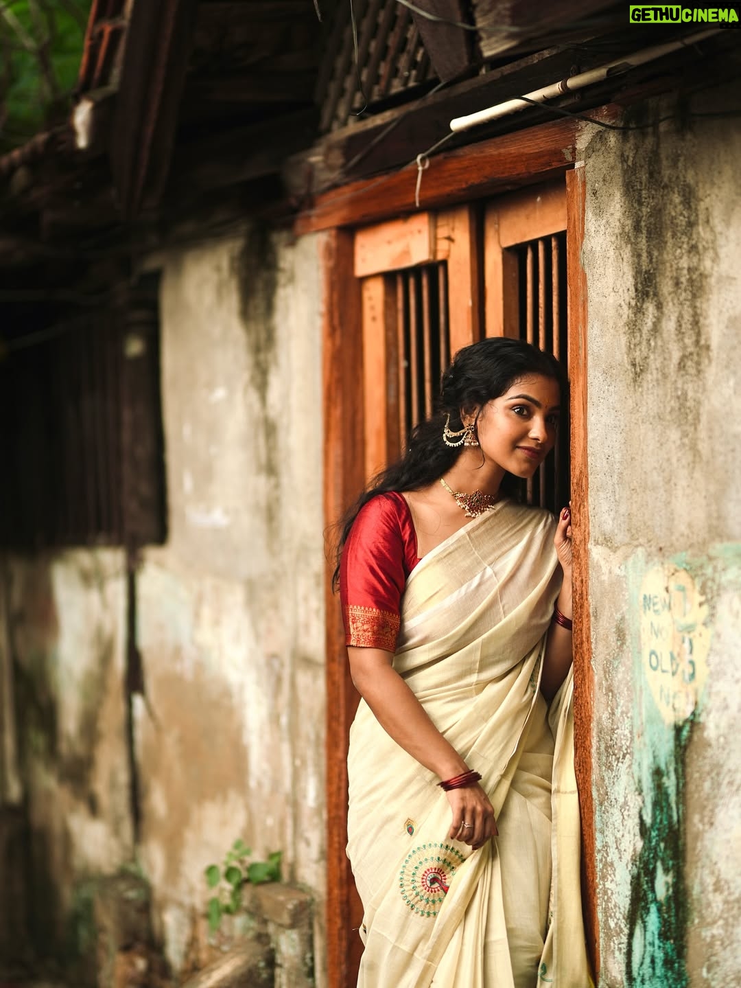 Shravnitha Srikanth - 41.5K Likes - In love with this look❤️

Mua @maish_artistry 
Photography @mano_graphy_ 

#shoot #modelshoot #kerala #mallugirl #saree #sareelove #whitesaree #keralagirls