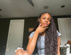 Sierra Aylina McClain Instagram - hii black womenn :).. this is a sign to try your own protective style juuust once 🤭
Attempted some knotless boho braids on myself back in April & been feeling invincible ever since lol lemme know how it goess 🤍