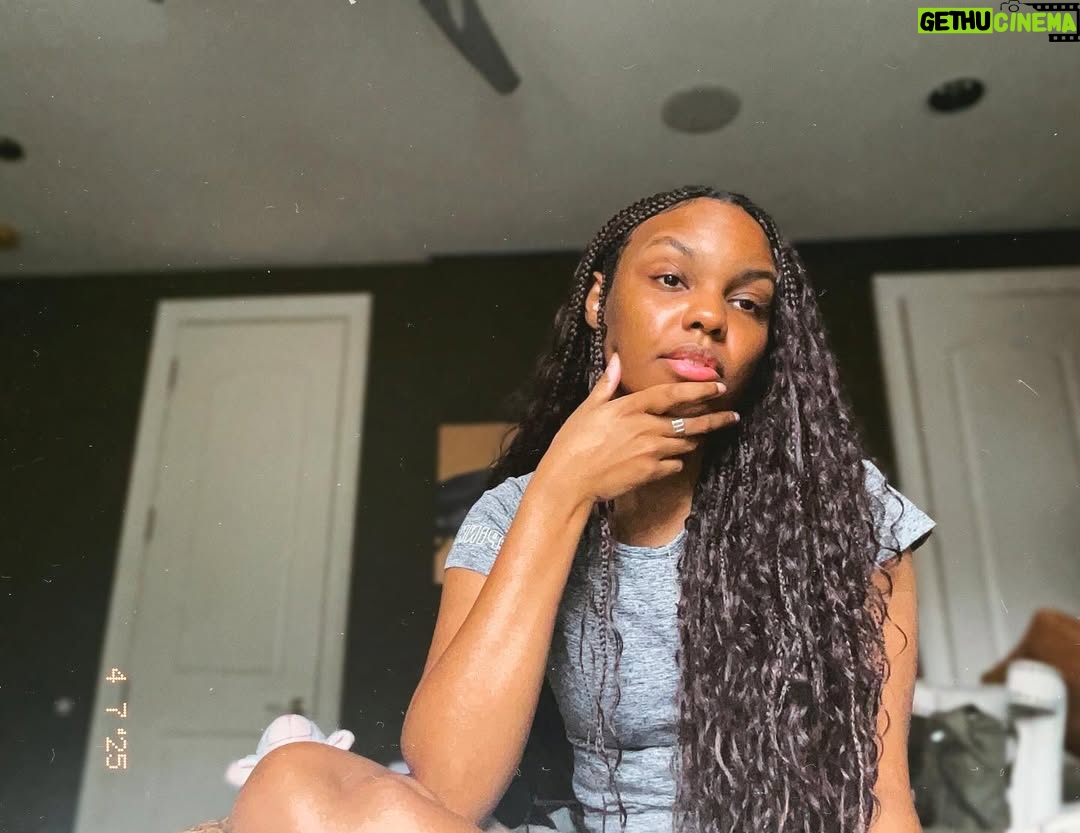 Sierra Aylina McClain - 30.1K Likes - hii black womenn :).. this is a sign to try your own protective style juuust once 🤭
Attempted some knotless boho braids on myself back in April & been feeling invincible ever since lol lemme know how it goess 🤍