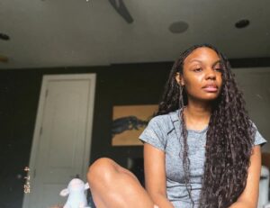 Sierra Aylina McClain Instagram - hii black womenn :).. this is a sign to try your own protective style juuust once 🤭
Attempted some knotless boho braids on myself back in April & been feeling invincible ever since lol lemme know how it goess 🤍