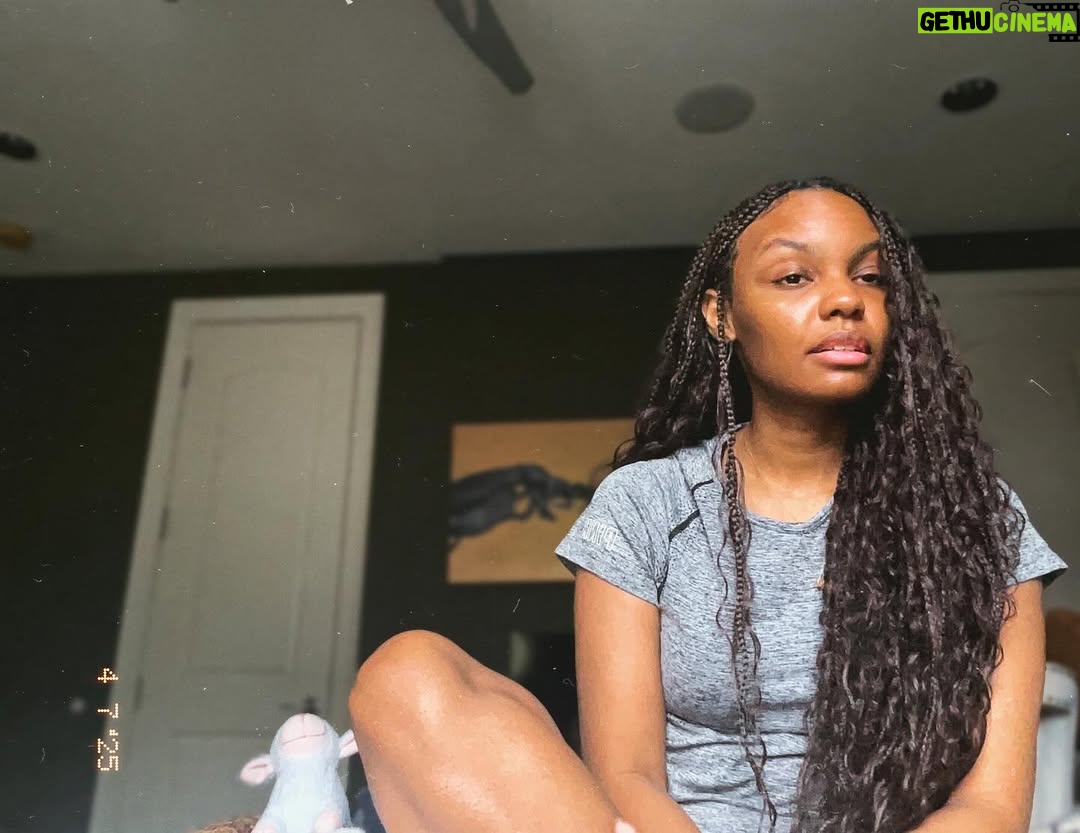 Sierra Aylina McClain - 30.1K Likes - hii black womenn :).. this is a sign to try your own protective style juuust once 🤭
Attempted some knotless boho braids on myself back in April & been feeling invincible ever since lol lemme know how it goess 🤍