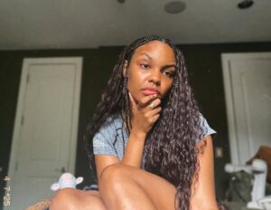 Sierra Aylina McClain Instagram - hii black womenn :).. this is a sign to try your own protective style juuust once 🤭
Attempted some knotless boho braids on myself back in April & been feeling invincible ever since lol lemme know how it goess 🤍
