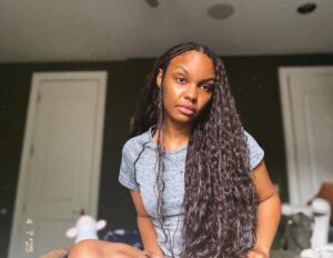 Sierra Aylina McClain Instagram - hii black womenn :).. this is a sign to try your own protective style juuust once 🤭
Attempted some knotless boho braids on myself back in April & been feeling invincible ever since lol lemme know how it goess 🤍