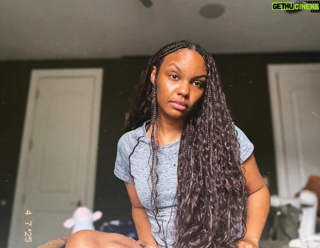 Sierra Aylina McClain - 30.1K Likes - hii black womenn :).. this is a sign to try your own protective style juuust once 🤭
Attempted some knotless boho braids on myself back in April & been feeling invincible ever since lol lemme know how it goess 🤍