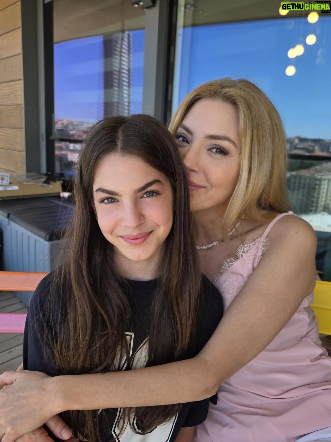 Simge Selçuk - 30.6K Likes - Biraz da @yasemin_hatunoglu ‘nun güzelliğini övelim☺️🥰 Tatlı aile sizi seviyoruuuzz❤️❤️❤️ @ml_akin @cem_hakan @yamanhatunoglu  Youtube’da size aboneyim Yasemin ve Yaman 🫠🌸🌸🌸🌸