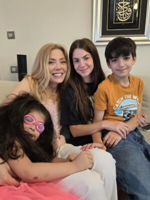 Simge Selçuk Instagram - Biraz da @yasemin_hatunoglu ‘nun güzelliğini övelim☺️🥰 Tatlı aile sizi seviyoruuuzz❤️❤️❤️ @ml_akin @cem_hakan @yamanhatunoglu  Youtube’da size aboneyim Yasemin ve Yaman 🫠🌸🌸🌸🌸