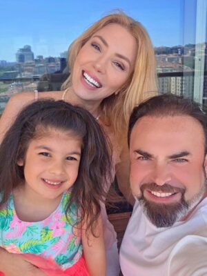 Simge Selçuk Instagram - Biraz da @yasemin_hatunoglu ‘nun güzelliğini övelim☺️🥰 Tatlı aile sizi seviyoruuuzz❤️❤️❤️ @ml_akin @cem_hakan @yamanhatunoglu  Youtube’da size aboneyim Yasemin ve Yaman 🫠🌸🌸🌸🌸