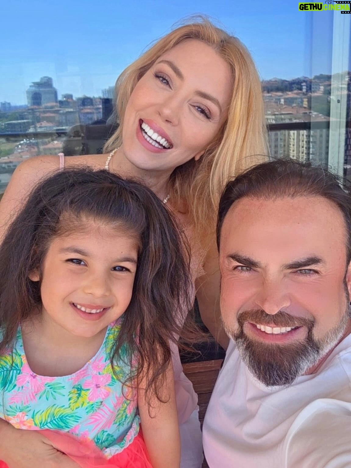 Simge Selçuk - 30.6K Likes - Biraz da @yasemin_hatunoglu ‘nun güzelliğini övelim☺️🥰 Tatlı aile sizi seviyoruuuzz❤️❤️❤️ @ml_akin @cem_hakan @yamanhatunoglu  Youtube’da size aboneyim Yasemin ve Yaman 🫠🌸🌸🌸🌸