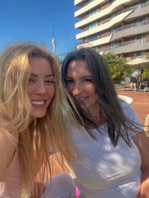 Simge Selçuk Instagram - Biraz da @yasemin_hatunoglu ‘nun güzelliğini övelim☺️🥰 Tatlı aile sizi seviyoruuuzz❤️❤️❤️ @ml_akin @cem_hakan @yamanhatunoglu  Youtube’da size aboneyim Yasemin ve Yaman 🫠🌸🌸🌸🌸