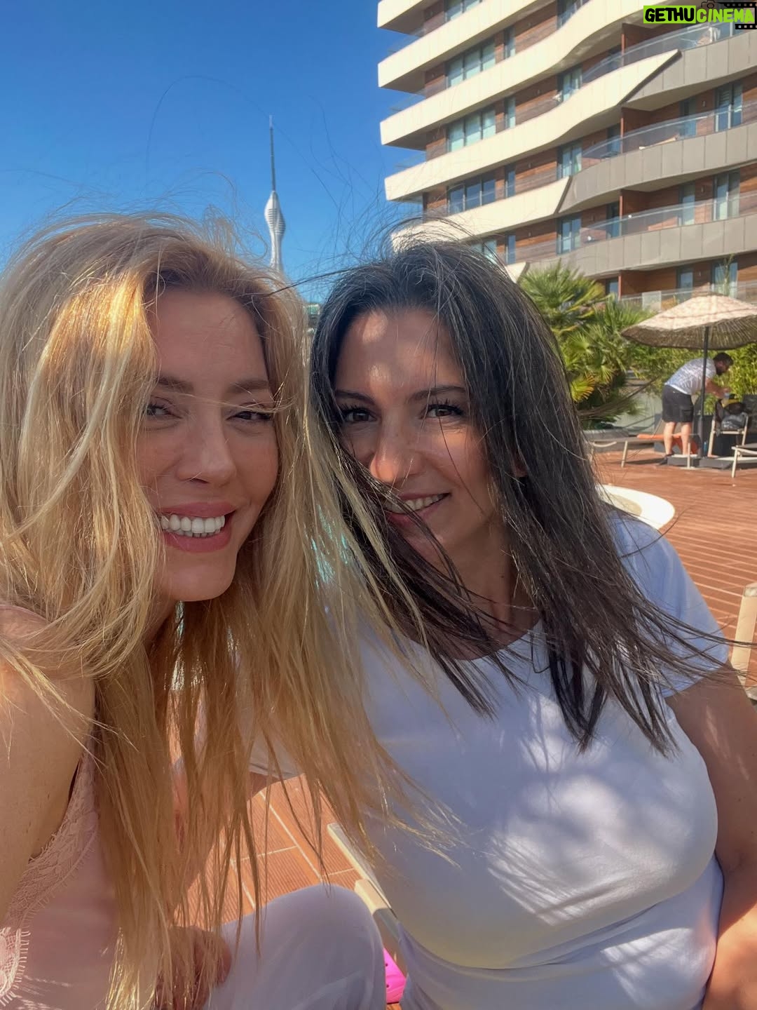 Simge Selçuk - 30.6K Likes - Biraz da @yasemin_hatunoglu ‘nun güzelliğini övelim☺️🥰 Tatlı aile sizi seviyoruuuzz❤️❤️❤️ @ml_akin @cem_hakan @yamanhatunoglu  Youtube’da size aboneyim Yasemin ve Yaman 🫠🌸🌸🌸🌸