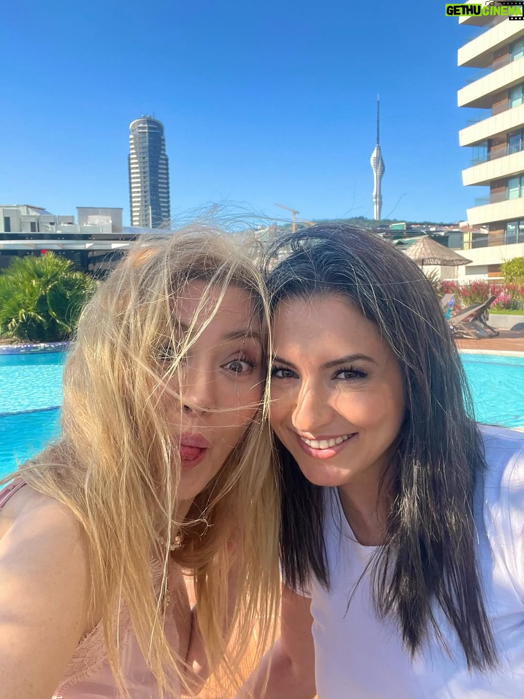 Simge Selçuk - 30.6K Likes - Biraz da @yasemin_hatunoglu ‘nun güzelliğini övelim☺️🥰 Tatlı aile sizi seviyoruuuzz❤️❤️❤️ @ml_akin @cem_hakan @yamanhatunoglu  Youtube’da size aboneyim Yasemin ve Yaman 🫠🌸🌸🌸🌸