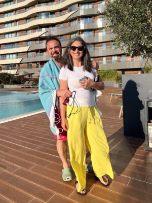 Simge Selçuk Instagram - Biraz da @yasemin_hatunoglu ‘nun güzelliğini övelim☺️🥰 Tatlı aile sizi seviyoruuuzz❤️❤️❤️ @ml_akin @cem_hakan @yamanhatunoglu  Youtube’da size aboneyim Yasemin ve Yaman 🫠🌸🌸🌸🌸