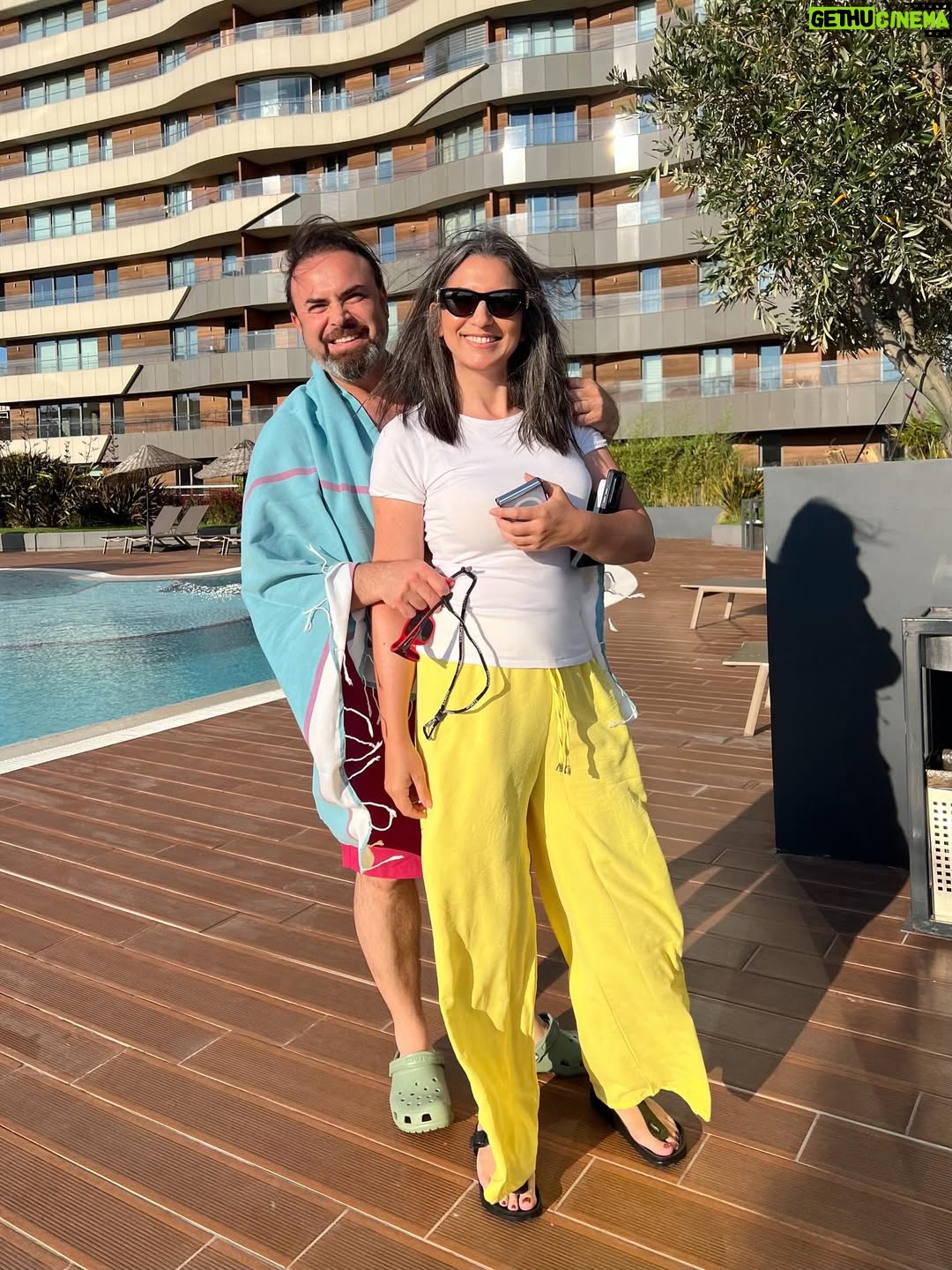 Simge Selçuk - 30.6K Likes - Biraz da @yasemin_hatunoglu ‘nun güzelliğini övelim☺️🥰 Tatlı aile sizi seviyoruuuzz❤️❤️❤️ @ml_akin @cem_hakan @yamanhatunoglu  Youtube’da size aboneyim Yasemin ve Yaman 🫠🌸🌸🌸🌸