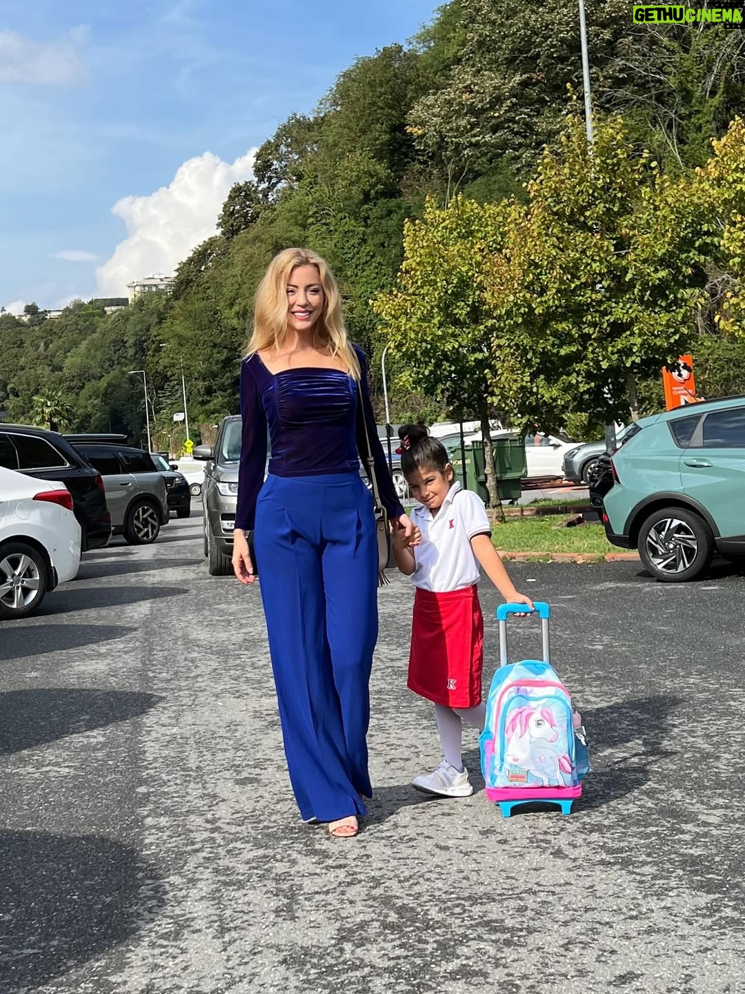 Simge Selçuk - 87K Likes - ❤️Benim güzel kızım ilkokullu oldu 🎉🎉🎉 Tüm miniklerin okul hayatı başarıyla, neşeyle geçsin🥰🙏 @figengulbahar ablası bak bakalım bu cimcimeye😄 Bu süreçte tüm desteklerin için teşekkür ederiz @figengulbahar Figencim❤️❤️❤️❤️