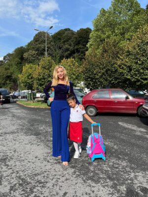 Simge Selçuk Instagram - ❤️Benim güzel kızım ilkokullu oldu 🎉🎉🎉 Tüm miniklerin okul hayatı başarıyla, neşeyle geçsin🥰🙏 @figengulbahar ablası bak bakalım bu cimcimeye😄 Bu süreçte tüm desteklerin için teşekkür ederiz @figengulbahar Figencim❤️❤️❤️❤️