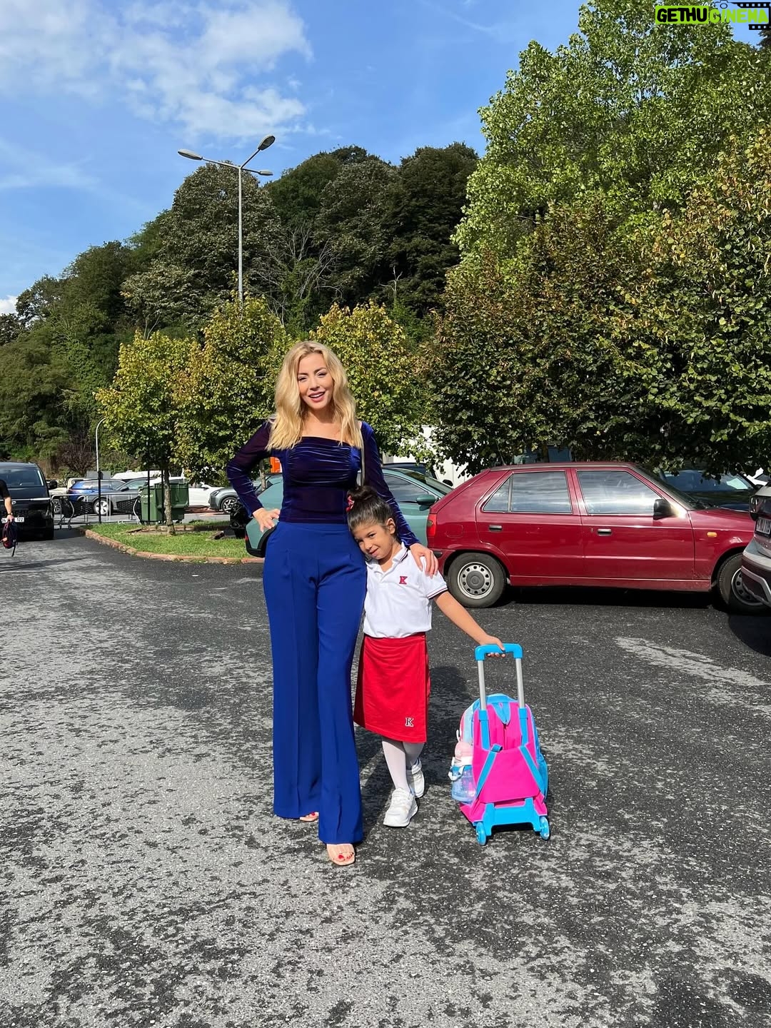 Simge Selçuk - 87K Likes - ❤️Benim güzel kızım ilkokullu oldu 🎉🎉🎉 Tüm miniklerin okul hayatı başarıyla, neşeyle geçsin🥰🙏 @figengulbahar ablası bak bakalım bu cimcimeye😄 Bu süreçte tüm desteklerin için teşekkür ederiz @figengulbahar Figencim❤️❤️❤️❤️