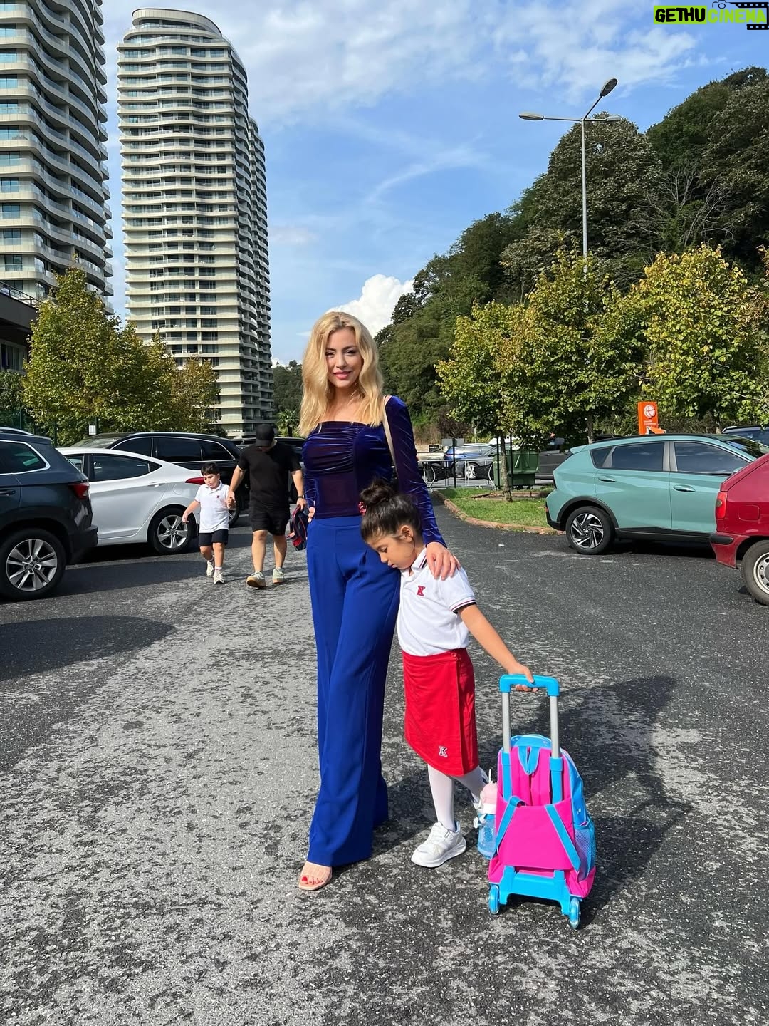 Simge Selçuk - 87K Likes - ❤️Benim güzel kızım ilkokullu oldu 🎉🎉🎉 Tüm miniklerin okul hayatı başarıyla, neşeyle geçsin🥰🙏 @figengulbahar ablası bak bakalım bu cimcimeye😄 Bu süreçte tüm desteklerin için teşekkür ederiz @figengulbahar Figencim❤️❤️❤️❤️