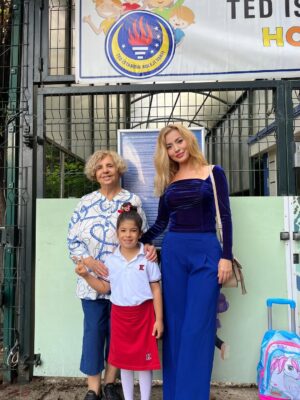 Simge Selçuk Instagram - ❤️Benim güzel kızım ilkokullu oldu 🎉🎉🎉 Tüm miniklerin okul hayatı başarıyla, neşeyle geçsin🥰🙏 @figengulbahar ablası bak bakalım bu cimcimeye😄 Bu süreçte tüm desteklerin için teşekkür ederiz @figengulbahar Figencim❤️❤️❤️❤️