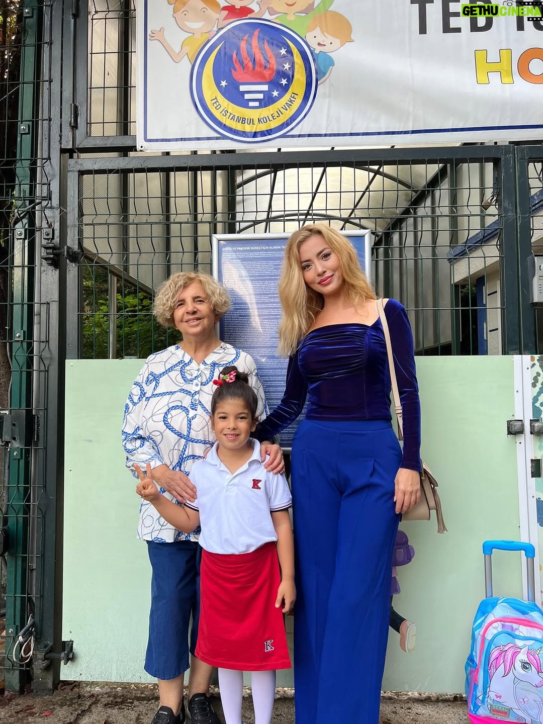 Simge Selçuk - 87K Likes - ❤️Benim güzel kızım ilkokullu oldu 🎉🎉🎉 Tüm miniklerin okul hayatı başarıyla, neşeyle geçsin🥰🙏 @figengulbahar ablası bak bakalım bu cimcimeye😄 Bu süreçte tüm desteklerin için teşekkür ederiz @figengulbahar Figencim❤️❤️❤️❤️