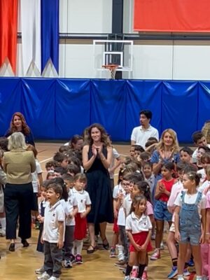 Simge Selçuk Instagram - ❤️Benim güzel kızım ilkokullu oldu 🎉🎉🎉 Tüm miniklerin okul hayatı başarıyla, neşeyle geçsin🥰🙏 @figengulbahar ablası bak bakalım bu cimcimeye😄 Bu süreçte tüm desteklerin için teşekkür ederiz @figengulbahar Figencim❤️❤️❤️❤️