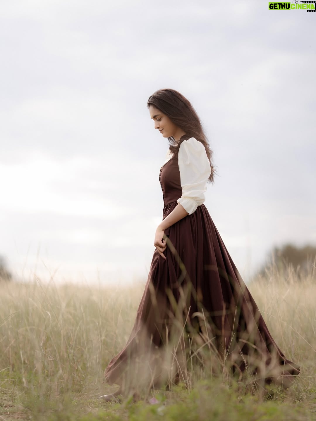 Smeha Manimegalai - 28.5K Likes - Lost in the breeze 🤎

Outfit @papilioforyou 
Lens @harishphr_ 

#smeha