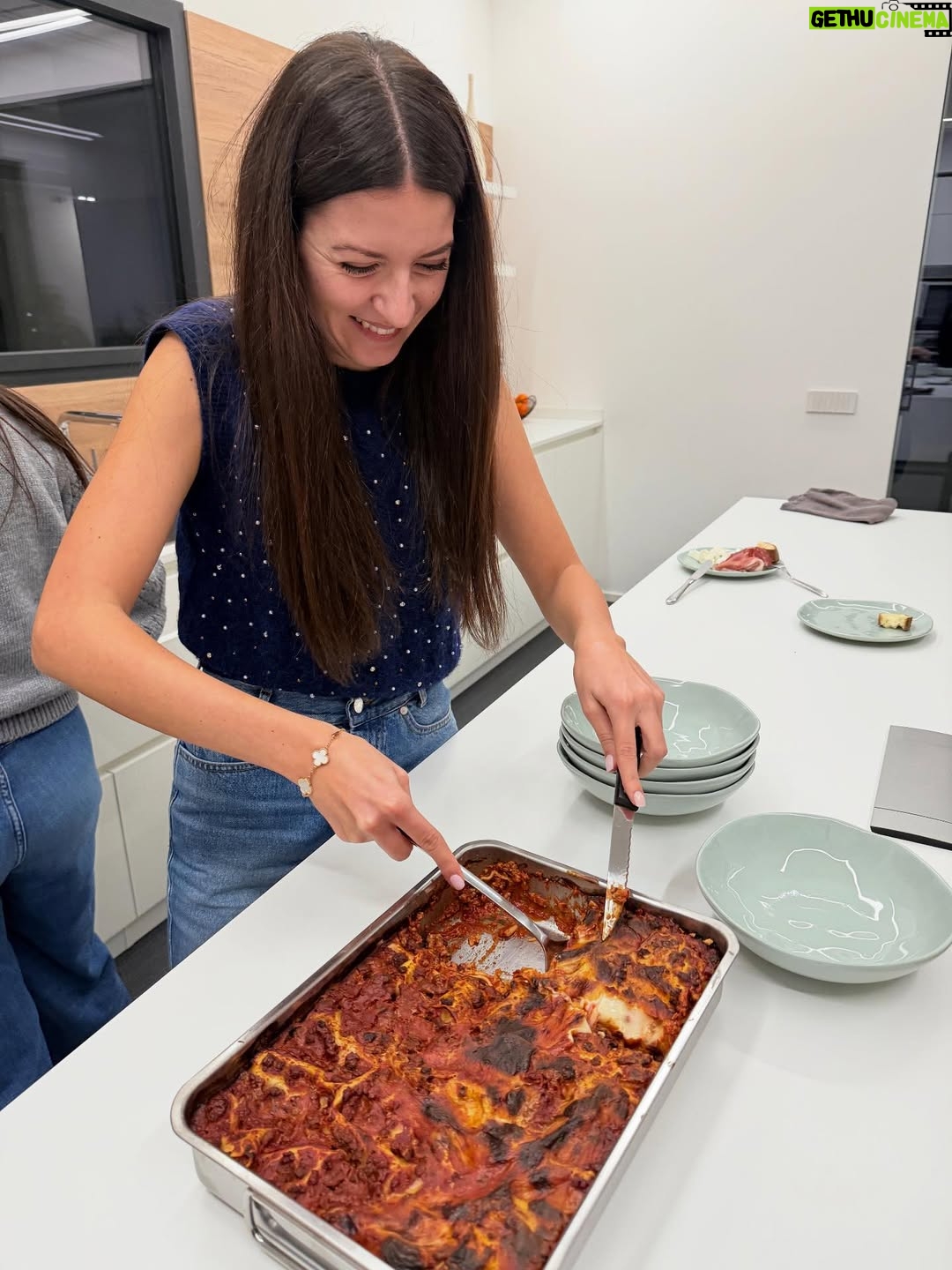 Sofia Scalia - 12.6K Likes - Cari ospiti , ditemi pure quello che volete ma di sicuro non si può dire che non mi preoccupo di farvi mangiare 😂😂😂