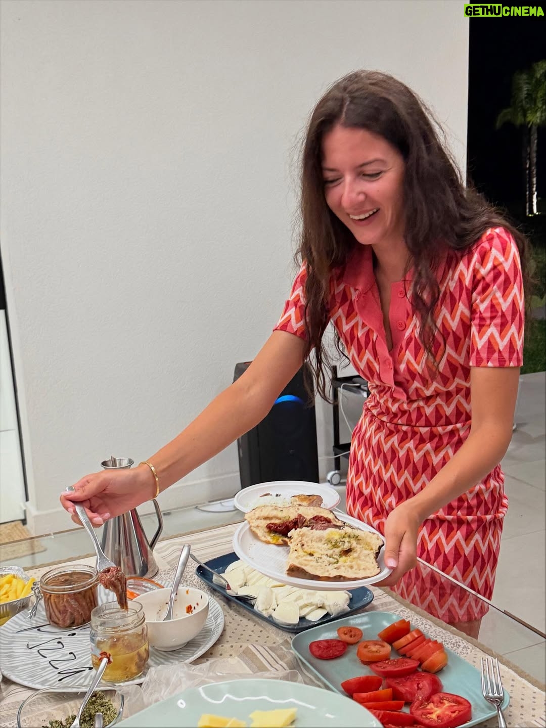 Sofia Scalia - 12.6K Likes - Cari ospiti , ditemi pure quello che volete ma di sicuro non si può dire che non mi preoccupo di farvi mangiare 😂😂😂