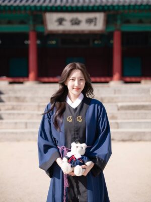 Son Ju-yeon Instagram - 졸업하니 드디어 공개하는 사진들
#졸업 을 맞이할 준비하며 미리 찍어둔 사진인데 보여주고 싶어서 혼났다
주연선배를 만들어 준 #성균관대 정말 이제 안녕!💚