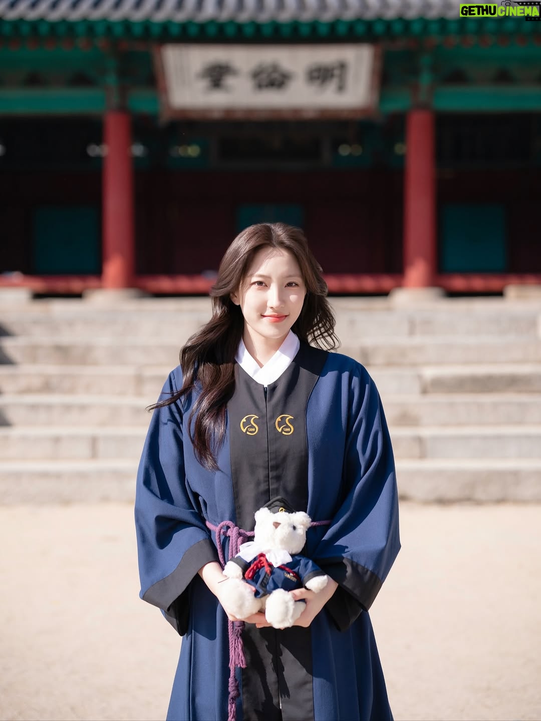 Son Ju-yeon - 88.5K Likes - 졸업하니 드디어 공개하는 사진들
#졸업 을 맞이할 준비하며 미리 찍어둔 사진인데 보여주고 싶어서 혼났다
주연선배를 만들어 준 #성균관대 정말 이제 안녕!💚