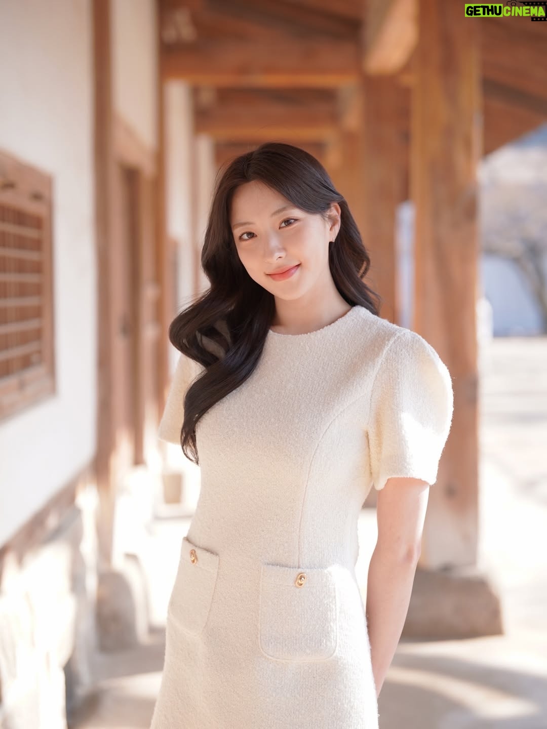 Son Ju-yeon - 88.5K Likes - 졸업하니 드디어 공개하는 사진들
#졸업 을 맞이할 준비하며 미리 찍어둔 사진인데 보여주고 싶어서 혼났다
주연선배를 만들어 준 #성균관대 정말 이제 안녕!💚