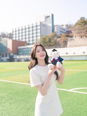 Son Ju-yeon Instagram - 졸업하니 드디어 공개하는 사진들
#졸업 을 맞이할 준비하며 미리 찍어둔 사진인데 보여주고 싶어서 혼났다
주연선배를 만들어 준 #성균관대 정말 이제 안녕!💚