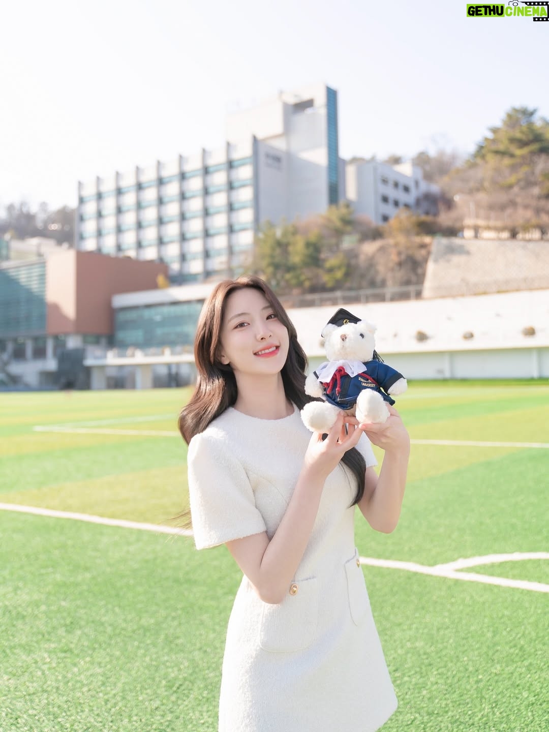 Son Ju-yeon - 88.5K Likes - 졸업하니 드디어 공개하는 사진들
#졸업 을 맞이할 준비하며 미리 찍어둔 사진인데 보여주고 싶어서 혼났다
주연선배를 만들어 준 #성균관대 정말 이제 안녕!💚