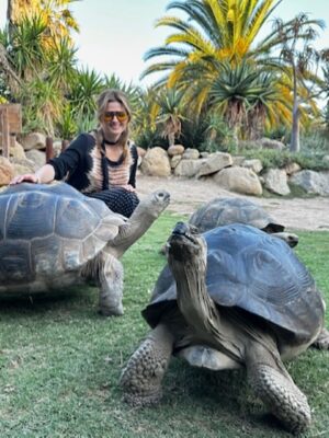 Stana Katic Instagram - Got introduced to the 🐢Turtle Conservancy in Ojai through a friend who celebrated her birthday there. Had no idea this gem was so close. If you’re in the area, check it out! 🫶🏽 🐢 @turtleconservancy 

#Turtle #Tortoise #Sanctuary #Conservation #Animal