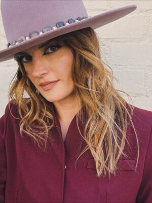 Stana Katic Instagram - Mêle-toi de tes oignons! 🤪💋🧅

Styled by @cdicelove13 
Made up by @marina_gravani 

#BisouBisou #OFarrellHatCompany #LouiseetCie #Bordeaux #Rose