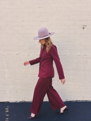 Stana Katic Instagram - Mêle-toi de tes oignons! 🤪💋🧅

Styled by @cdicelove13 
Made up by @marina_gravani 

#BisouBisou #OFarrellHatCompany #LouiseetCie #Bordeaux #Rose