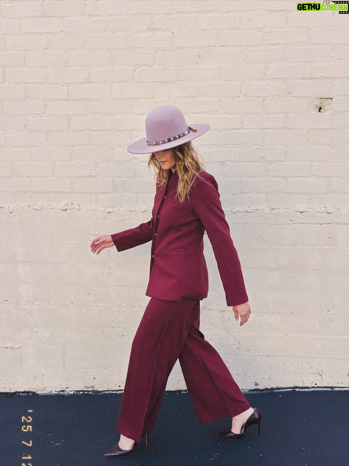 Stana Katic - 21K Likes - Mêle-toi de tes oignons! 🤪💋🧅

Styled by @cdicelove13 
Made up by @marina_gravani 

#BisouBisou #OFarrellHatCompany #LouiseetCie #Bordeaux #Rose