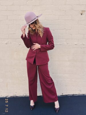 Stana Katic Instagram - Mêle-toi de tes oignons! 🤪💋🧅

Styled by @cdicelove13 
Made up by @marina_gravani 

#BisouBisou #OFarrellHatCompany #LouiseetCie #Bordeaux #Rose