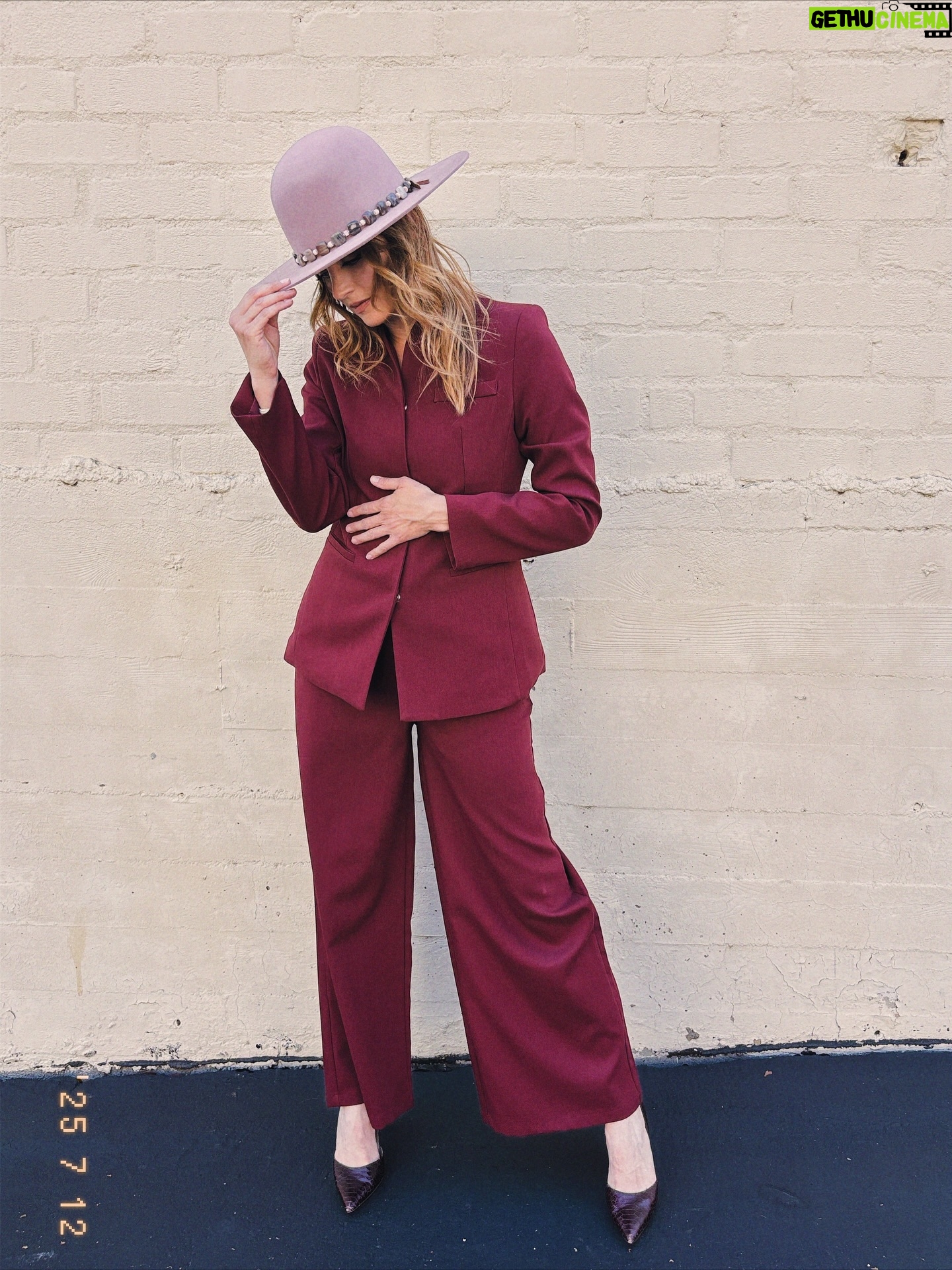 Stana Katic - 21K Likes - Mêle-toi de tes oignons! 🤪💋🧅

Styled by @cdicelove13 
Made up by @marina_gravani 

#BisouBisou #OFarrellHatCompany #LouiseetCie #Bordeaux #Rose