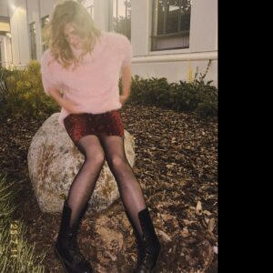 Stana Katic Instagram - Vieni qua.

🍁🍁🍁🍁🍁

#TornTightsUnderCityLights #Autumn #PinkSweater #Lou 

@cdicelove13