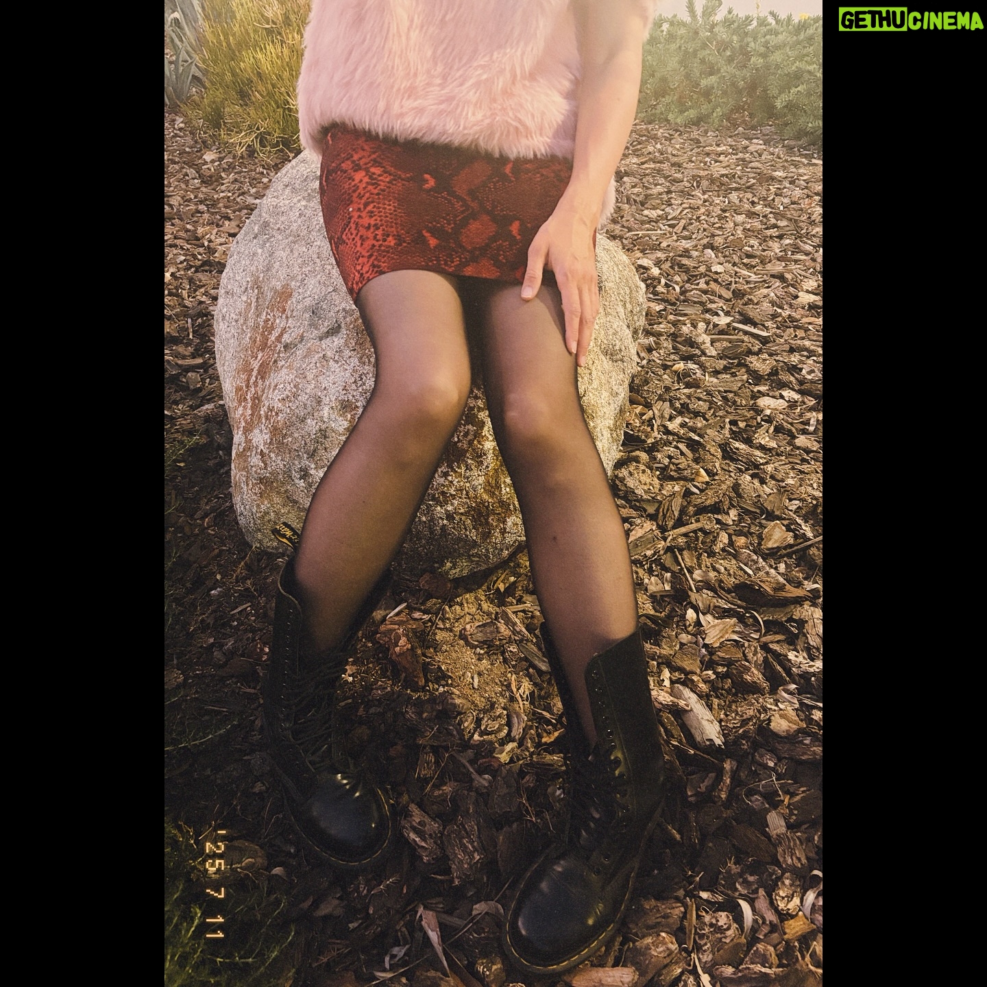 Stana Katic - 13.7K Likes - Vieni qua.

🍁🍁🍁🍁🍁

#TornTightsUnderCityLights #Autumn #PinkSweater #Lou 

@cdicelove13