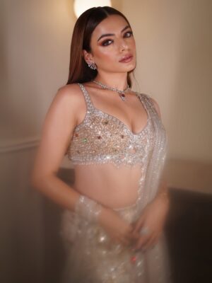 Sukriti Kakar Instagram - Dilwali 🧚🏻♀️🪔 for @michaelkors x @esquireindia ✨🪩
Wearing @isabydollywahal
Hair & makeup @saniya.advani
Jewellery @the_jewel_gallery
Pictures @portraitdeewana
#MichaelKorsDiwali