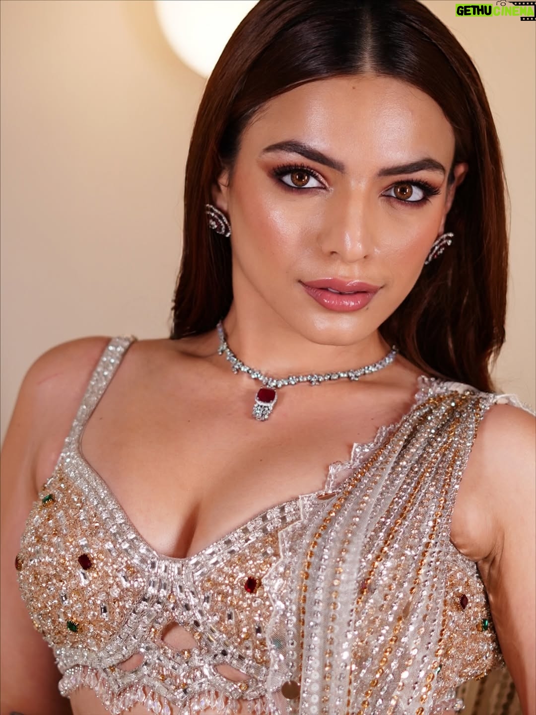 Sukriti Kakar - 13.6K Likes - Dilwali 🧚🏻‍♀️🪔 for @michaelkors x @esquireindia ✨🪩

Wearing @isabydollywahal 
Hair & makeup @saniya.advani 
Jewellery @the_jewel_gallery 
Pictures @portraitdeewana 

#MichaelKorsDiwali