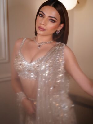 Sukriti Kakar Instagram - Dilwali 🧚🏻♀️🪔 for @michaelkors x @esquireindia ✨🪩
Wearing @isabydollywahal
Hair & makeup @saniya.advani
Jewellery @the_jewel_gallery
Pictures @portraitdeewana
#MichaelKorsDiwali