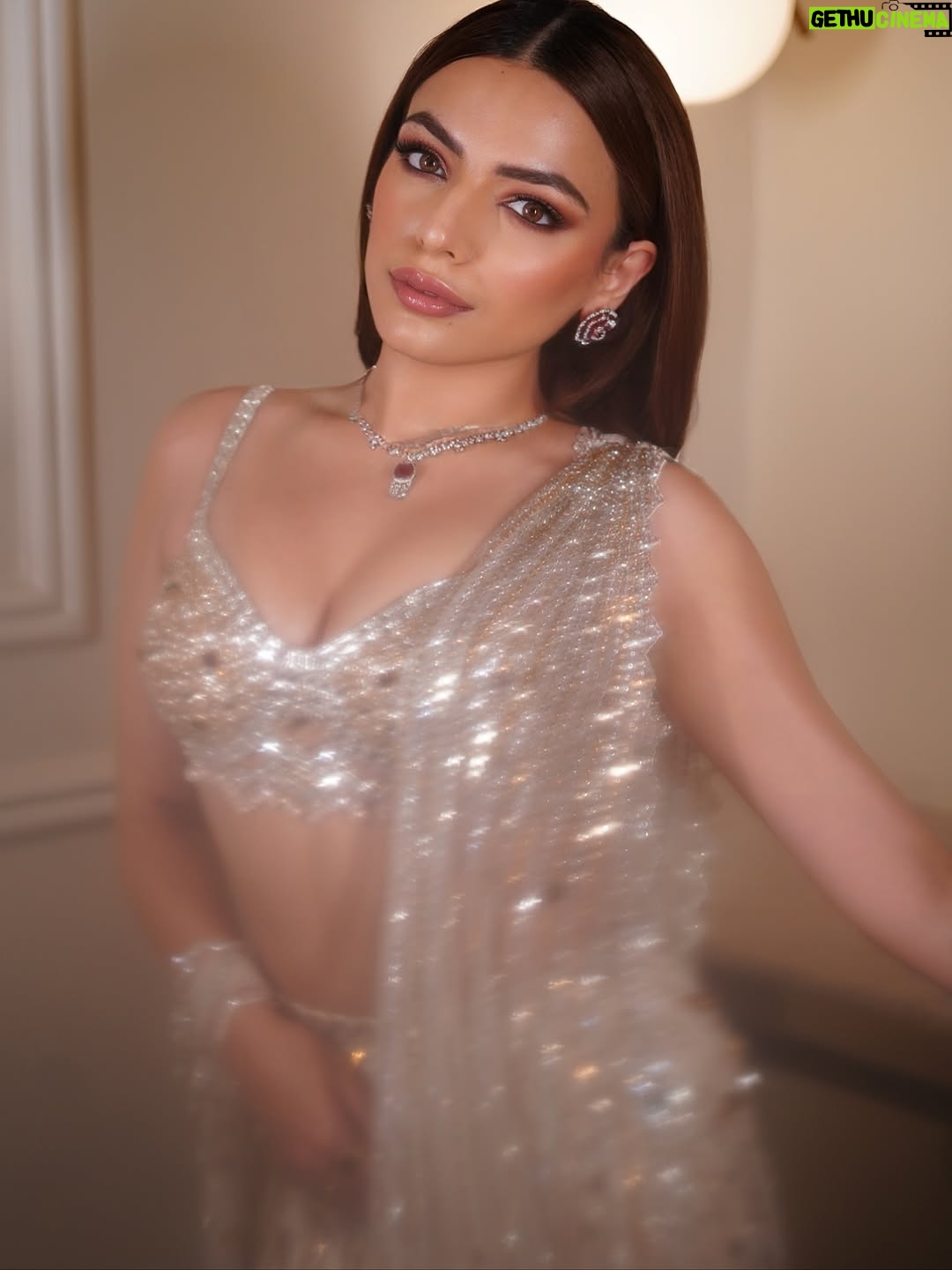 Sukriti Kakar - 13.6K Likes - Dilwali 🧚🏻‍♀️🪔 for @michaelkors x @esquireindia ✨🪩

Wearing @isabydollywahal 
Hair & makeup @saniya.advani 
Jewellery @the_jewel_gallery 
Pictures @portraitdeewana 

#MichaelKorsDiwali